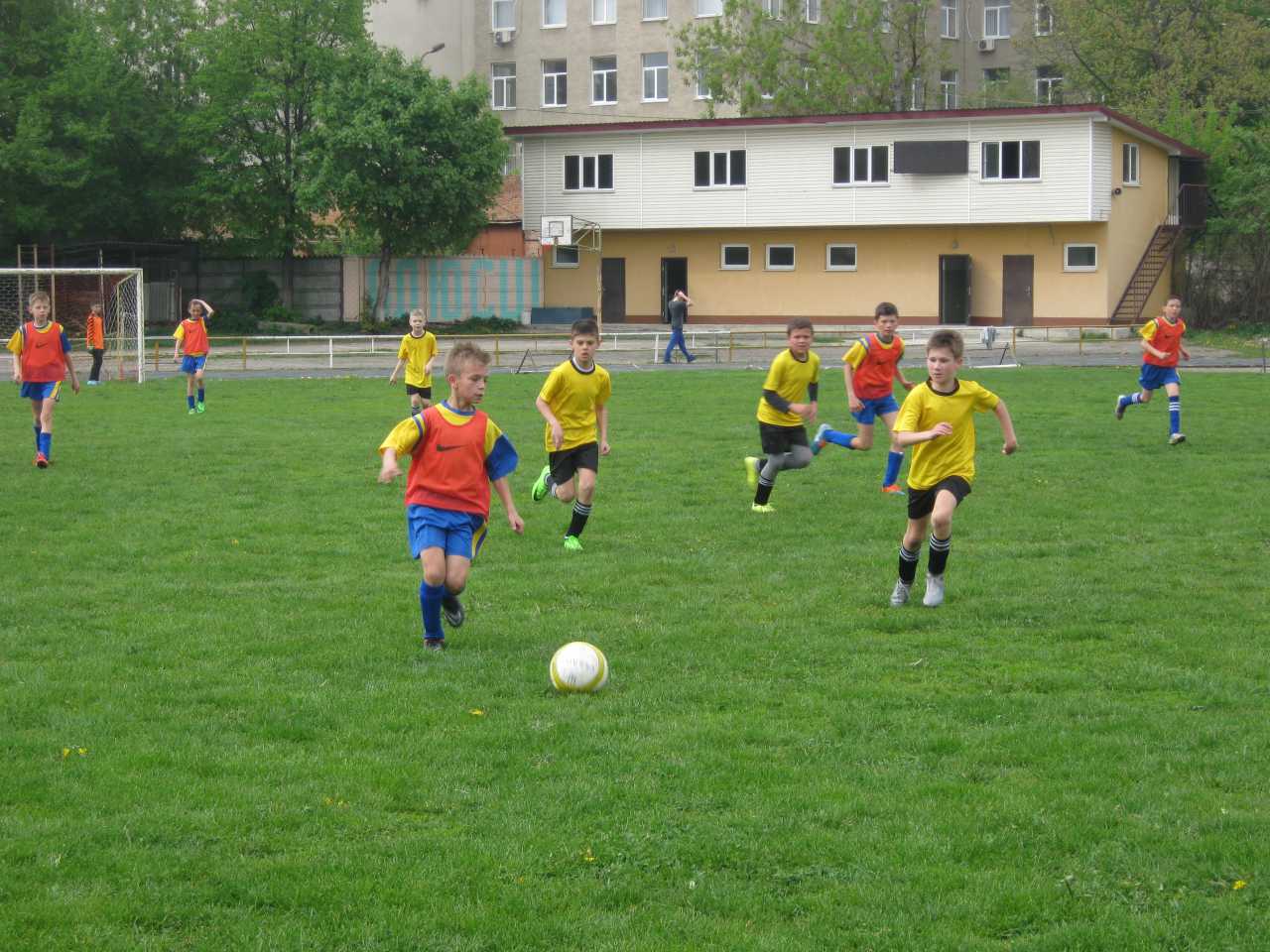 Команди ДЮФЛІФО U-11 отримали футбольні м'ячі